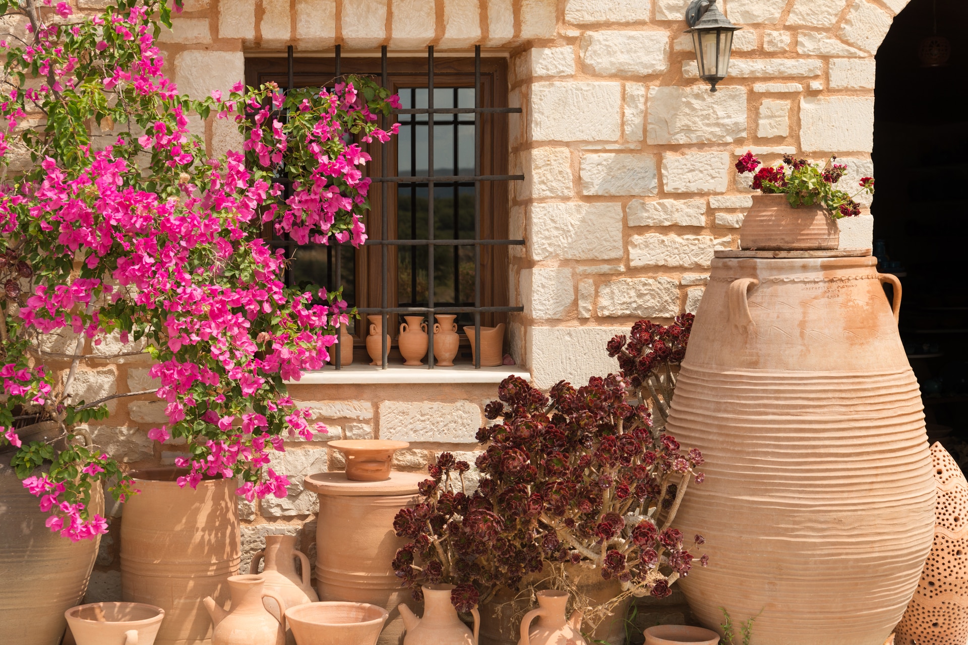 Display,Of,Traditional,Pottery,In,The,Colorful,Village,Of,Margarites,